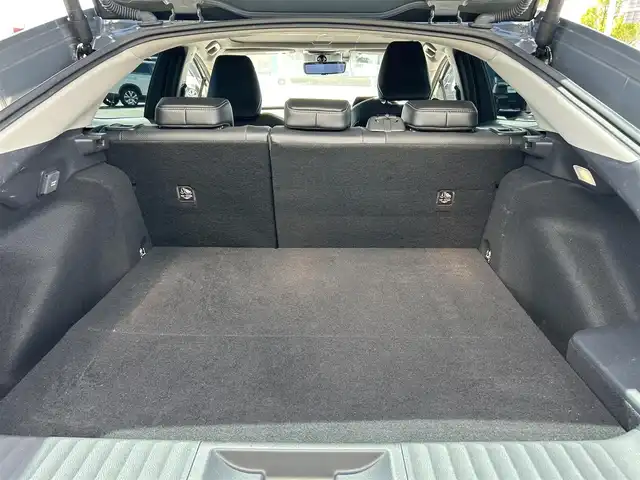 トヨタ プリウス Z 愛媛県 2023(令5)年 4.3万km グレー 禁煙車/登録時走行距離：42731km/純正12.3インチディスプレイオーディオ/フルセグTV/充電用USBタイプC/ワイヤレス充電器/ワンオーナー/ドライブレコーダー/レーダークルーズコントロール/プリクラッシュセーフティ/フロントクロストラフィックアラート/レーントレーシングアシスト/ロードサインアシスト/ドライバー異常時対応システム/プロアクティブドライビングアシスト/緊急時操舵支援/レーンチェンジアシスト/レーンディバーチャアラート/オートマチックハイビーム/ブラインドスポットモニター/パーキングサポートブレーキ/LEDヘッドランプ/LEDライン発光/LEDアクセサリーランプ/ビルトインETC2.0/ドライブレコーダー/合皮巻きステアリングホイール/オートエアコン/スマートエントリー/スタートシステム/パワーバックドア/アクセサリーコンセント/寒冷地仕様ウィンドウシールデアイサー/スペアタイヤ/パノラマルーフ/デジタルインナーミラー/床下通過表示機能