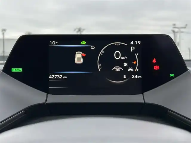 トヨタ プリウス Z 広島県 2023(令5)年 4.3万km グレー 禁煙車/純正12.3インチナビ/フルセグTV/充電用USBタイプC/ワイヤレス充電器/ワンオーナー/ドライブレコーダー/レーダークルーズコントロール/プリクラッシュセーフティ/フロントクロストラフィックアラート/レーントレーシングアシスト/ロードサインアシスト/ドライバー異常時対応システム/プロアクティブドライビングアシスト/緊急時操舵支援/レーンチェンジアシスト/レーンディバーチャアラート/オートマチックハイビーム/ブラインドスポットモニター/パーキングサポートブレーキ/LEDヘッドランプ/LEDライン発光/LEDアクセサリーランプ/ビルトインETC2.0/ドライブレコーダー/合皮巻きステアリングホイール/オートエアコン/スマートエントリー/スタートシステム/パワーバックドア/アクセサリーコンセント/寒冷地仕様ウィンドウシールデアイサー/スペアタイヤ/パノラマルーフ/デジタルインナーミラー/床下通過表示機能