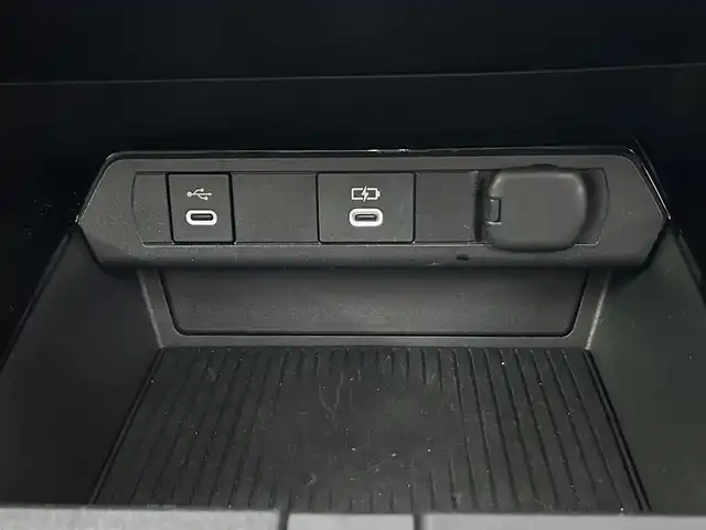 トヨタ プリウス Z 広島県 2023(令5)年 4.3万km グレー 禁煙車/純正12.3インチナビ/フルセグTV/充電用USBタイプC/ワイヤレス充電器/ワンオーナー/ドライブレコーダー/レーダークルーズコントロール/プリクラッシュセーフティ/フロントクロストラフィックアラート/レーントレーシングアシスト/ロードサインアシスト/ドライバー異常時対応システム/プロアクティブドライビングアシスト/緊急時操舵支援/レーンチェンジアシスト/レーンディバーチャアラート/オートマチックハイビーム/ブラインドスポットモニター/パーキングサポートブレーキ/LEDヘッドランプ/LEDライン発光/LEDアクセサリーランプ/ビルトインETC2.0/ドライブレコーダー/合皮巻きステアリングホイール/オートエアコン/スマートエントリー/スタートシステム/パワーバックドア/アクセサリーコンセント/寒冷地仕様ウィンドウシールデアイサー/スペアタイヤ/パノラマルーフ/デジタルインナーミラー/床下通過表示機能