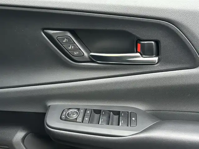 トヨタ プリウス Z 広島県 2023(令5)年 4.3万km グレー 禁煙車/純正12.3インチナビ/フルセグTV/充電用USBタイプC/ワイヤレス充電器/ワンオーナー/ドライブレコーダー/レーダークルーズコントロール/プリクラッシュセーフティ/フロントクロストラフィックアラート/レーントレーシングアシスト/ロードサインアシスト/ドライバー異常時対応システム/プロアクティブドライビングアシスト/緊急時操舵支援/レーンチェンジアシスト/レーンディバーチャアラート/オートマチックハイビーム/ブラインドスポットモニター/パーキングサポートブレーキ/LEDヘッドランプ/LEDライン発光/LEDアクセサリーランプ/ビルトインETC2.0/ドライブレコーダー/合皮巻きステアリングホイール/オートエアコン/スマートエントリー/スタートシステム/パワーバックドア/アクセサリーコンセント/寒冷地仕様ウィンドウシールデアイサー/スペアタイヤ/パノラマルーフ/デジタルインナーミラー/床下通過表示機能