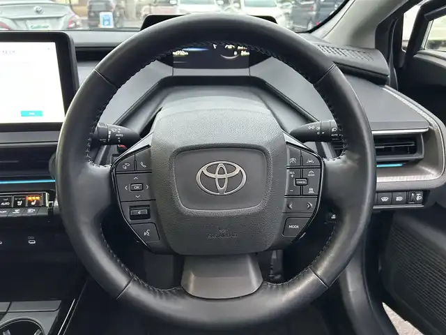 トヨタ プリウス Z 広島県 2023(令5)年 4.3万km グレー 禁煙車/純正12.3インチナビ/フルセグTV/充電用USBタイプC/ワイヤレス充電器/ワンオーナー/ドライブレコーダー/レーダークルーズコントロール/プリクラッシュセーフティ/フロントクロストラフィックアラート/レーントレーシングアシスト/ロードサインアシスト/ドライバー異常時対応システム/プロアクティブドライビングアシスト/緊急時操舵支援/レーンチェンジアシスト/レーンディバーチャアラート/オートマチックハイビーム/ブラインドスポットモニター/パーキングサポートブレーキ/LEDヘッドランプ/LEDライン発光/LEDアクセサリーランプ/ビルトインETC2.0/ドライブレコーダー/合皮巻きステアリングホイール/オートエアコン/スマートエントリー/スタートシステム/パワーバックドア/アクセサリーコンセント/寒冷地仕様ウィンドウシールデアイサー/スペアタイヤ/パノラマルーフ/デジタルインナーミラー/床下通過表示機能