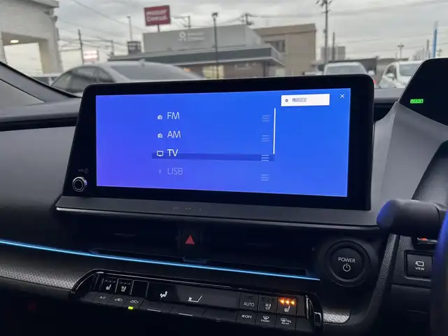 トヨタ プリウス Z 広島県 2023(令5)年 4.3万km グレー 禁煙車/純正12.3インチナビ/フルセグTV/充電用USBタイプC/ワイヤレス充電器/ワンオーナー/ドライブレコーダー/レーダークルーズコントロール/プリクラッシュセーフティ/フロントクロストラフィックアラート/レーントレーシングアシスト/ロードサインアシスト/ドライバー異常時対応システム/プロアクティブドライビングアシスト/緊急時操舵支援/レーンチェンジアシスト/レーンディバーチャアラート/オートマチックハイビーム/ブラインドスポットモニター/パーキングサポートブレーキ/LEDヘッドランプ/LEDライン発光/LEDアクセサリーランプ/ビルトインETC2.0/ドライブレコーダー/合皮巻きステアリングホイール/オートエアコン/スマートエントリー/スタートシステム/パワーバックドア/アクセサリーコンセント/寒冷地仕様ウィンドウシールデアイサー/スペアタイヤ/パノラマルーフ/デジタルインナーミラー/床下通過表示機能