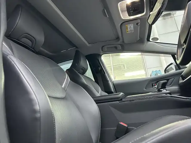 トヨタ プリウス Z 広島県 2023(令5)年 4.3万km グレー 禁煙車/純正12.3インチナビ/フルセグTV/充電用USBタイプC/ワイヤレス充電器/ワンオーナー/ドライブレコーダー/レーダークルーズコントロール/プリクラッシュセーフティ/フロントクロストラフィックアラート/レーントレーシングアシスト/ロードサインアシスト/ドライバー異常時対応システム/プロアクティブドライビングアシスト/緊急時操舵支援/レーンチェンジアシスト/レーンディバーチャアラート/オートマチックハイビーム/ブラインドスポットモニター/パーキングサポートブレーキ/LEDヘッドランプ/LEDライン発光/LEDアクセサリーランプ/ビルトインETC2.0/ドライブレコーダー/合皮巻きステアリングホイール/オートエアコン/スマートエントリー/スタートシステム/パワーバックドア/アクセサリーコンセント/寒冷地仕様ウィンドウシールデアイサー/スペアタイヤ/パノラマルーフ/デジタルインナーミラー/床下通過表示機能