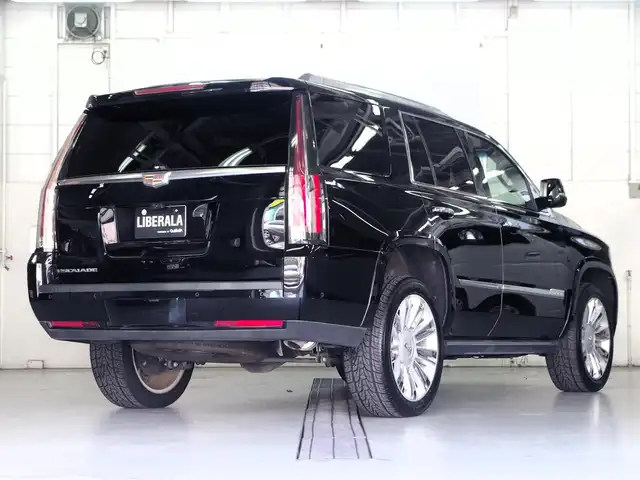 キャデラック エスカレード プラチナム 兵庫県 2020(令2)年 3.6万km 黒 〇純正ナビ/〇フルセグTV/〇アラウンドビューモニター/〇デジタルインナーミラー/〇フリップダウンモニター/〇リヤエンタ/〇BOSEサウンド/〇置くだけ充電/〇マッサージ機能付パワーシート/〇シートヒーター/〇ベンチレーション/〇クーラーボックス/〇電動Sステップ/〇パワーバックドア/〇サンルーフ/〇ルーフレール/〇前後ドラレコ/〇純正アルミ/〇茶革シート