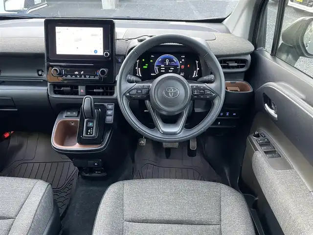 トヨタ シエンタ ハイブリッド Z 埼玉県 2023(令5)年 2万km アーバンカーキ 純正ナビ/純正フリップダウンモニター/パノラミックビューモニター/ビルトインETC2.0/純正前後ドラレコ/両側パワースライドドア/クリアランスソナー/LEDヘッドライト/純正アルミホイール/AC100V1500Wコンセント/レーダークルーズコントロール/セーフティセンス/プッシュスタート/スマートキー/走行１９４５１キロ