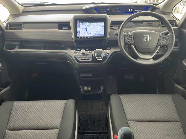 ホンダ フリード ハイブリット G ブラックスタイル 兵庫県 2024(令6)年 2万km プラチナホワイトパール ・純正9インチナビ/CD/DVD/Bluetooth/SD/TV/USB/・バックカメラ/・ビルトインETC/・両側パワースライドドア/・Honda　SENSING/・衝突軽減ブレーキ/・誤発進抑制機能/・歩行者事故低減ステアリング/・先行車発進お知らせ機能/・標識認識機能/・路外逸脱抑制機能/・アダプティブクルーズコントロール/・車線維持支援システム/・後方誤発進抑制機能/・前席シートヒーター/・純正15インチアルミホイール/・コンフォートビュー/・ドアミラーヒーター/・フロントワイパーデアイサー/・スマートキー/・ＬＥＤヘッドライト