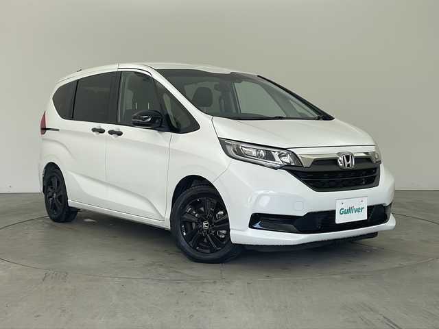 ホンダ フリード ハイブリット G ブラックスタイル 兵庫県 2024(令6)年 2万km プラチナホワイトパール ・純正9インチナビ/CD/DVD/Bluetooth/SD/TV/USB/・バックカメラ/・ビルトインETC/・両側パワースライドドア/・Honda　SENSING/・衝突軽減ブレーキ/・誤発進抑制機能/・歩行者事故低減ステアリング/・先行車発進お知らせ機能/・標識認識機能/・路外逸脱抑制機能/・アダプティブクルーズコントロール/・車線維持支援システム/・後方誤発進抑制機能/・前席シートヒーター/・純正15インチアルミホイール/・コンフォートビュー/・ドアミラーヒーター/・フロントワイパーデアイサー/・スマートキー/・ＬＥＤヘッドライト