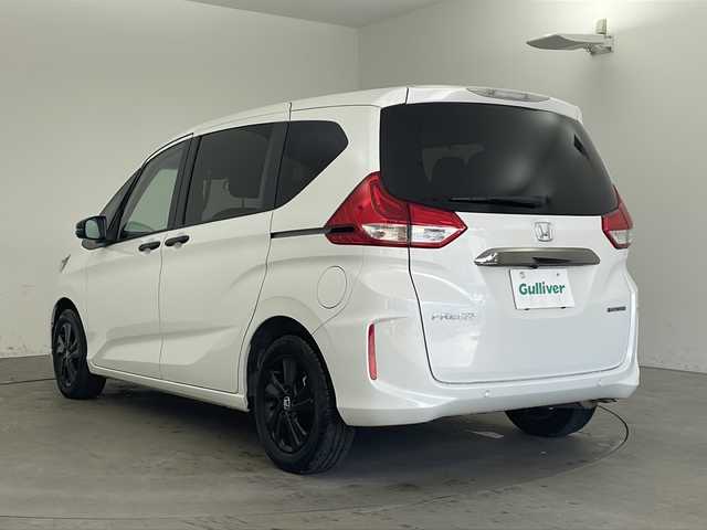 ホンダ フリード ハイブリット G ブラックスタイル 兵庫県 2024(令6)年 2万km プラチナホワイトパール ・純正9インチナビ/CD/DVD/Bluetooth/SD/TV/USB/・バックカメラ/・ビルトインETC/・両側パワースライドドア/・Honda　SENSING/・衝突軽減ブレーキ/・誤発進抑制機能/・歩行者事故低減ステアリング/・先行車発進お知らせ機能/・標識認識機能/・路外逸脱抑制機能/・アダプティブクルーズコントロール/・車線維持支援システム/・後方誤発進抑制機能/・前席シートヒーター/・純正15インチアルミホイール/・コンフォートビュー/・ドアミラーヒーター/・フロントワイパーデアイサー/・スマートキー/・ＬＥＤヘッドライト