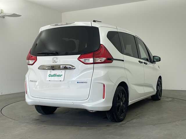 ホンダ フリード ハイブリット G ブラックスタイル 兵庫県 2024(令6)年 2万km プラチナホワイトパール ・純正9インチナビ/CD/DVD/Bluetooth/SD/TV/USB/・バックカメラ/・ビルトインETC/・両側パワースライドドア/・Honda　SENSING/・衝突軽減ブレーキ/・誤発進抑制機能/・歩行者事故低減ステアリング/・先行車発進お知らせ機能/・標識認識機能/・路外逸脱抑制機能/・アダプティブクルーズコントロール/・車線維持支援システム/・後方誤発進抑制機能/・前席シートヒーター/・純正15インチアルミホイール/・コンフォートビュー/・ドアミラーヒーター/・フロントワイパーデアイサー/・スマートキー/・ＬＥＤヘッドライト