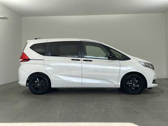 ホンダ フリード ハイブリット G ブラックスタイル 兵庫県 2024(令6)年 2万km プラチナホワイトパール ・純正9インチナビ/CD/DVD/Bluetooth/SD/TV/USB/・バックカメラ/・ビルトインETC/・両側パワースライドドア/・Honda　SENSING/・衝突軽減ブレーキ/・誤発進抑制機能/・歩行者事故低減ステアリング/・先行車発進お知らせ機能/・標識認識機能/・路外逸脱抑制機能/・アダプティブクルーズコントロール/・車線維持支援システム/・後方誤発進抑制機能/・前席シートヒーター/・純正15インチアルミホイール/・コンフォートビュー/・ドアミラーヒーター/・フロントワイパーデアイサー/・スマートキー/・ＬＥＤヘッドライト