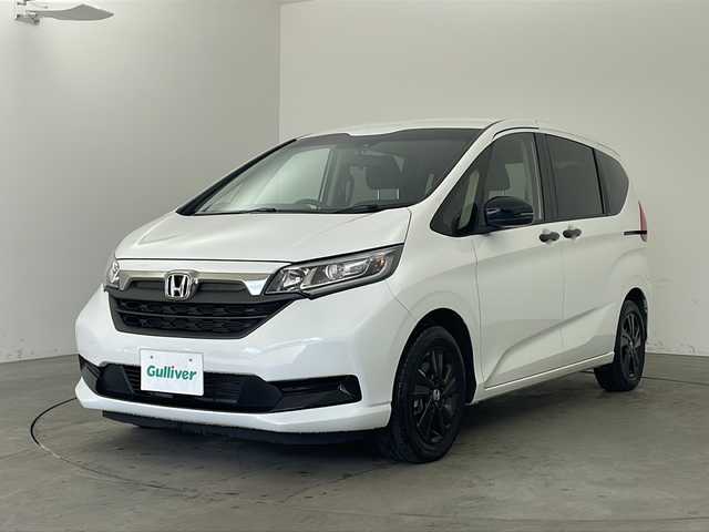 ホンダ フリード ハイブリット G ブラックスタイル 兵庫県 2024(令6)年 2万km プラチナホワイトパール ・純正9インチナビ/CD/DVD/Bluetooth/SD/TV/USB/・バックカメラ/・ビルトインETC/・両側パワースライドドア/・Honda　SENSING/・衝突軽減ブレーキ/・誤発進抑制機能/・歩行者事故低減ステアリング/・先行車発進お知らせ機能/・標識認識機能/・路外逸脱抑制機能/・アダプティブクルーズコントロール/・車線維持支援システム/・後方誤発進抑制機能/・前席シートヒーター/・純正15インチアルミホイール/・コンフォートビュー/・ドアミラーヒーター/・フロントワイパーデアイサー/・スマートキー/・ＬＥＤヘッドライト