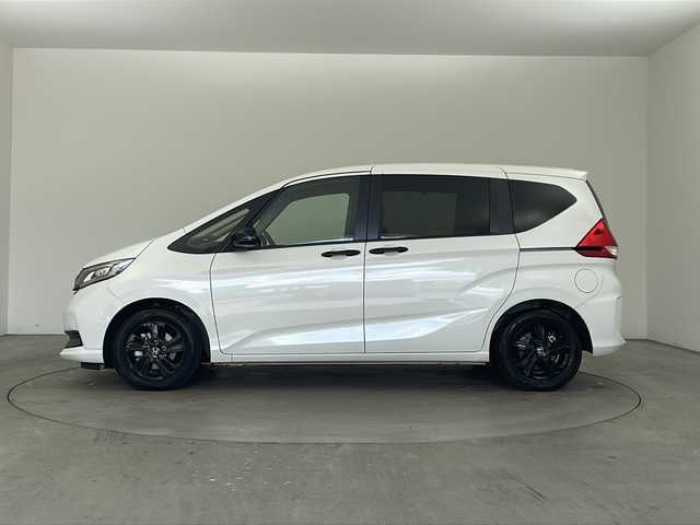 ホンダ フリード ハイブリット G ブラックスタイル 兵庫県 2024(令6)年 2万km プラチナホワイトパール ・純正9インチナビ/CD/DVD/Bluetooth/SD/TV/USB/・バックカメラ/・ビルトインETC/・両側パワースライドドア/・Honda　SENSING/・衝突軽減ブレーキ/・誤発進抑制機能/・歩行者事故低減ステアリング/・先行車発進お知らせ機能/・標識認識機能/・路外逸脱抑制機能/・アダプティブクルーズコントロール/・車線維持支援システム/・後方誤発進抑制機能/・前席シートヒーター/・純正15インチアルミホイール/・コンフォートビュー/・ドアミラーヒーター/・フロントワイパーデアイサー/・スマートキー/・ＬＥＤヘッドライト