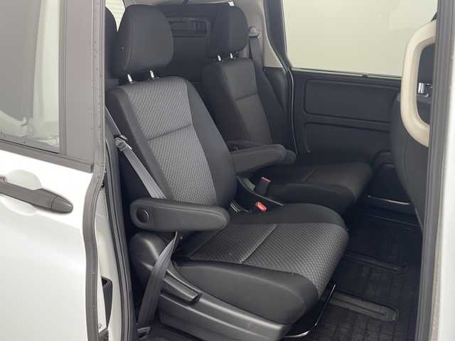 ホンダ フリード ハイブリット G ブラックスタイル 兵庫県 2024(令6)年 2万km プラチナホワイトパール ・純正9インチナビ/CD/DVD/Bluetooth/SD/TV/USB/・バックカメラ/・ビルトインETC/・両側パワースライドドア/・Honda　SENSING/・衝突軽減ブレーキ/・誤発進抑制機能/・歩行者事故低減ステアリング/・先行車発進お知らせ機能/・標識認識機能/・路外逸脱抑制機能/・アダプティブクルーズコントロール/・車線維持支援システム/・後方誤発進抑制機能/・前席シートヒーター/・純正15インチアルミホイール/・コンフォートビュー/・ドアミラーヒーター/・フロントワイパーデアイサー/・スマートキー/・ＬＥＤヘッドライト