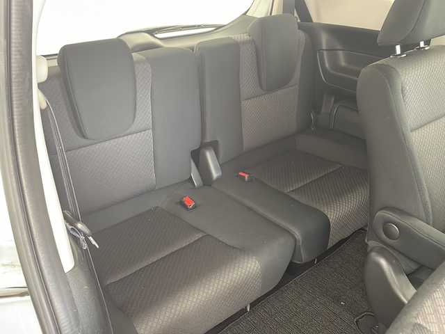 ホンダ フリード ハイブリット G ブラックスタイル 兵庫県 2024(令6)年 2万km プラチナホワイトパール ・純正9インチナビ/CD/DVD/Bluetooth/SD/TV/USB/・バックカメラ/・ビルトインETC/・両側パワースライドドア/・Honda　SENSING/・衝突軽減ブレーキ/・誤発進抑制機能/・歩行者事故低減ステアリング/・先行車発進お知らせ機能/・標識認識機能/・路外逸脱抑制機能/・アダプティブクルーズコントロール/・車線維持支援システム/・後方誤発進抑制機能/・前席シートヒーター/・純正15インチアルミホイール/・コンフォートビュー/・ドアミラーヒーター/・フロントワイパーデアイサー/・スマートキー/・ＬＥＤヘッドライト