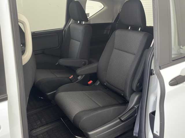 ホンダ フリード ハイブリット G ブラックスタイル 兵庫県 2024(令6)年 2万km プラチナホワイトパール ・純正9インチナビ/CD/DVD/Bluetooth/SD/TV/USB/・バックカメラ/・ビルトインETC/・両側パワースライドドア/・Honda　SENSING/・衝突軽減ブレーキ/・誤発進抑制機能/・歩行者事故低減ステアリング/・先行車発進お知らせ機能/・標識認識機能/・路外逸脱抑制機能/・アダプティブクルーズコントロール/・車線維持支援システム/・後方誤発進抑制機能/・前席シートヒーター/・純正15インチアルミホイール/・コンフォートビュー/・ドアミラーヒーター/・フロントワイパーデアイサー/・スマートキー/・ＬＥＤヘッドライト