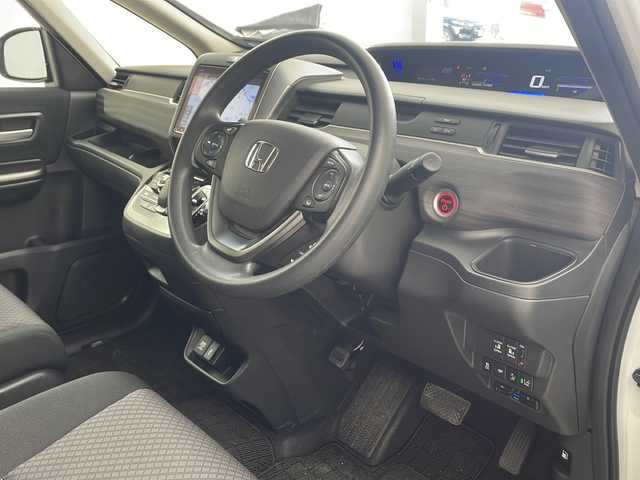 ホンダ フリード ハイブリット G ブラックスタイル 兵庫県 2024(令6)年 2万km プラチナホワイトパール ・純正9インチナビ/CD/DVD/Bluetooth/SD/TV/USB/・バックカメラ/・ビルトインETC/・両側パワースライドドア/・Honda　SENSING/・衝突軽減ブレーキ/・誤発進抑制機能/・歩行者事故低減ステアリング/・先行車発進お知らせ機能/・標識認識機能/・路外逸脱抑制機能/・アダプティブクルーズコントロール/・車線維持支援システム/・後方誤発進抑制機能/・前席シートヒーター/・純正15インチアルミホイール/・コンフォートビュー/・ドアミラーヒーター/・フロントワイパーデアイサー/・スマートキー/・ＬＥＤヘッドライト