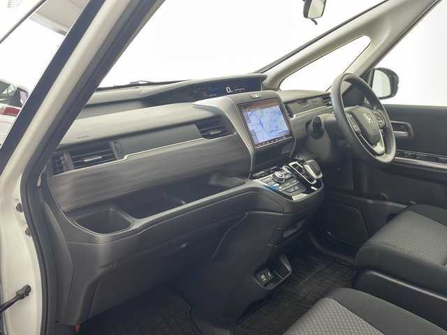 ホンダ フリード ハイブリット G ブラックスタイル 兵庫県 2024(令6)年 2万km プラチナホワイトパール ・純正9インチナビ/CD/DVD/Bluetooth/SD/TV/USB/・バックカメラ/・ビルトインETC/・両側パワースライドドア/・Honda　SENSING/・衝突軽減ブレーキ/・誤発進抑制機能/・歩行者事故低減ステアリング/・先行車発進お知らせ機能/・標識認識機能/・路外逸脱抑制機能/・アダプティブクルーズコントロール/・車線維持支援システム/・後方誤発進抑制機能/・前席シートヒーター/・純正15インチアルミホイール/・コンフォートビュー/・ドアミラーヒーター/・フロントワイパーデアイサー/・スマートキー/・ＬＥＤヘッドライト