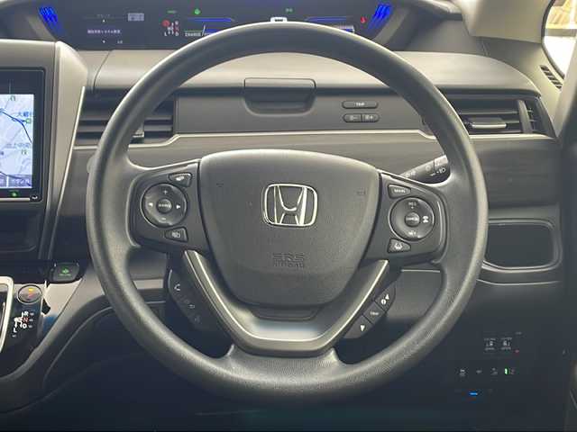 ホンダ フリード ハイブリット G ブラックスタイル 兵庫県 2024(令6)年 2万km プラチナホワイトパール ・純正9インチナビ/CD/DVD/Bluetooth/SD/TV/USB/・バックカメラ/・ビルトインETC/・両側パワースライドドア/・Honda　SENSING/・衝突軽減ブレーキ/・誤発進抑制機能/・歩行者事故低減ステアリング/・先行車発進お知らせ機能/・標識認識機能/・路外逸脱抑制機能/・アダプティブクルーズコントロール/・車線維持支援システム/・後方誤発進抑制機能/・前席シートヒーター/・純正15インチアルミホイール/・コンフォートビュー/・ドアミラーヒーター/・フロントワイパーデアイサー/・スマートキー/・ＬＥＤヘッドライト