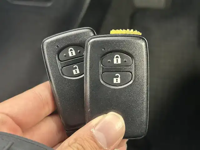 トヨタ プリウス S 千葉県 2012(平24)年 6.2万km ボルドーマイカメタリック 禁煙車/純正ナビ/・NSZT-W61G/・CD/DVD/BT/AUX/フルセグ/バックカメラ/スマートキー/スペアキー/ビルトインETC/HIDヘッドライト/オートライト/ステアリングスイッチ/純正15インチアルミホイール/サイド＆カーテンエアバッグ/横滑り防止装置/純正フロアマット