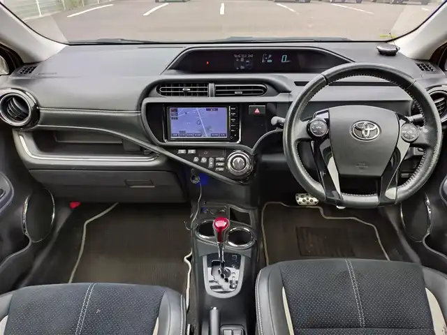 トヨタ アクア G G’s 新潟県 2014(平26)年 8.2万km ライムホワイトパールクリスタルシャイン (株)IDOMが運営する【じしゃロン新潟店】の自社ローン専用車両になります。/こちらは現金またはオートローンご利用時の価格です。自社ローンご希望の方は別途その旨お申付け下さい/純正SDナビ/FM/AM/CD/視聴可能/ワンセグTV視聴可能(走行中視聴可能)/Bluetooth/USB接続可能/バックカメラ/ETC/プッシュスタート/ハーフレザーシート/前方のみドライブレコーダー(品番：DRY-FH51)/純正フロアマット/電動格納ウィンカーミラー/フォグランプ/ECO/EVモード/スマートキー/スペアキー×１/取扱説明書