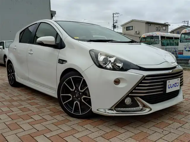トヨタ アクア G G’s 新潟県 2014(平26)年 8.2万km ライムホワイトパールクリスタルシャイン (株)IDOMが運営する【じしゃロン新潟店】の自社ローン専用車両になります。/こちらは現金またはオートローンご利用時の価格です。自社ローンご希望の方は別途その旨お申付け下さい/純正SDナビ/FM/AM/CD/視聴可能/ワンセグTV視聴可能(走行中視聴可能)/Bluetooth/USB接続可能/バックカメラ/ETC/プッシュスタート/ハーフレザーシート/前方のみドライブレコーダー(品番：DRY-FH51)/純正フロアマット/電動格納ウィンカーミラー/フォグランプ/ECO/EVモード/スマートキー/スペアキー×１/取扱説明書