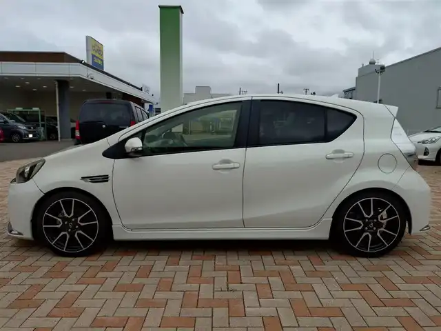 トヨタ アクア G G’s 新潟県 2014(平26)年 8.2万km ライムホワイトパールクリスタルシャイン (株)IDOMが運営する【じしゃロン新潟店】の自社ローン専用車両になります。/こちらは現金またはオートローンご利用時の価格です。自社ローンご希望の方は別途その旨お申付け下さい/純正SDナビ/FM/AM/CD/視聴可能/ワンセグTV視聴可能(走行中視聴可能)/Bluetooth/USB接続可能/バックカメラ/ETC/プッシュスタート/ハーフレザーシート/前方のみドライブレコーダー(品番：DRY-FH51)/純正フロアマット/電動格納ウィンカーミラー/フォグランプ/ECO/EVモード/スマートキー/スペアキー×１/取扱説明書