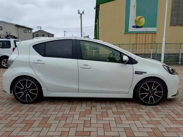 トヨタ アクア G G’s 新潟県 2014(平26)年 8.2万km ライムホワイトパールクリスタルシャイン (株)IDOMが運営する【じしゃロン新潟店】の自社ローン専用車両になります。/こちらは現金またはオートローンご利用時の価格です。自社ローンご希望の方は別途その旨お申付け下さい/純正SDナビ/FM/AM/CD/視聴可能/ワンセグTV視聴可能(走行中視聴可能)/Bluetooth/USB接続可能/バックカメラ/ETC/プッシュスタート/ハーフレザーシート/前方のみドライブレコーダー(品番：DRY-FH51)/純正フロアマット/電動格納ウィンカーミラー/フォグランプ/ECO/EVモード/スマートキー/スペアキー×１/取扱説明書