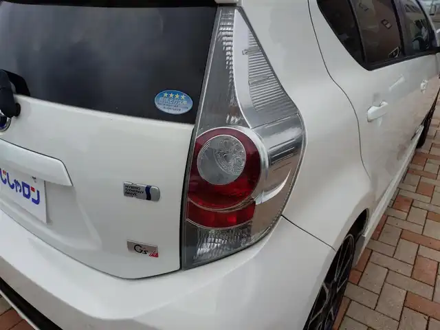 トヨタ アクア G G’s 新潟県 2014(平26)年 8.2万km ライムホワイトパールクリスタルシャイン (株)IDOMが運営する【じしゃロン新潟店】の自社ローン専用車両になります。/こちらは現金またはオートローンご利用時の価格です。自社ローンご希望の方は別途その旨お申付け下さい/純正SDナビ/FM/AM/CD/視聴可能/ワンセグTV視聴可能(走行中視聴可能)/Bluetooth/USB接続可能/バックカメラ/ETC/プッシュスタート/ハーフレザーシート/前方のみドライブレコーダー(品番：DRY-FH51)/純正フロアマット/電動格納ウィンカーミラー/フォグランプ/ECO/EVモード/スマートキー/スペアキー×１/取扱説明書
