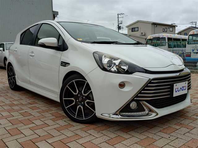 トヨタ アクア G G’s 東京都 2014(平26)年 8.2万km ライムホワイトパールクリスタルシャイン (株)IDOMが運営する【じしゃロン新潟店】の自社ローン専用車両になります。/こちらは現金またはオートローンご利用時の価格です。自社ローンご希望の方は別途その旨お申付け下さい/純正SDナビ/FM/AM/CD/視聴可能/ワンセグTV視聴可能(走行中視聴可能)/Bluetooth/USB接続可能/バックカメラ/ETC/プッシュスタート/ハーフレザーシート/前方のみドライブレコーダー(品番：DRY-FH51)/純正フロアマット/電動格納ウィンカーミラー/フォグランプ/ECO/EVモード/スマートキー/スペアキー×１/取扱説明書