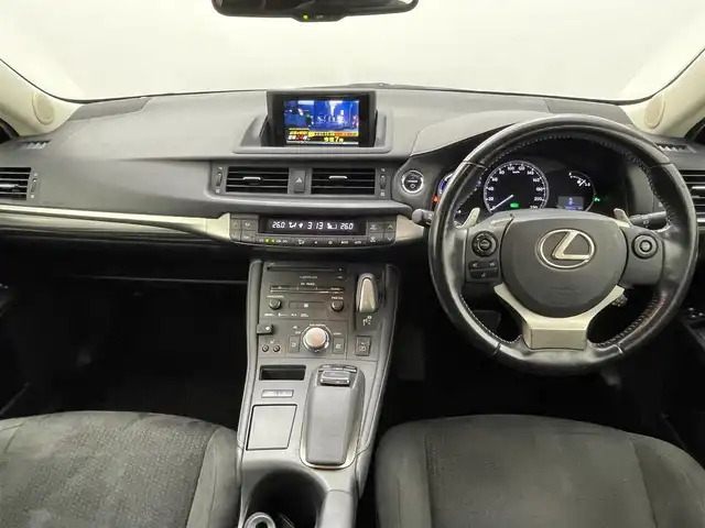 レクサス ＣＴ 200h バージョンC 熊本県 2016(平28)年 4万km グラファイトブラックガラスフレーク 純正ナビ（ＣＤ・ＤＶＤ・フルセグ・ＢＴ・ＡＵＸ・ＵＳＢ）/バックカメラ　/ビルトインＥＴＣ２．０　/クルーズコントロール　/前後クリアランスソナー　/前席シートヒーター　/前席パワーシート/パドルシフト/横滑り防止/純正フロアマット/純正１６インチAW/オートライト/HIDライト/スマートキー/プッシュスタート