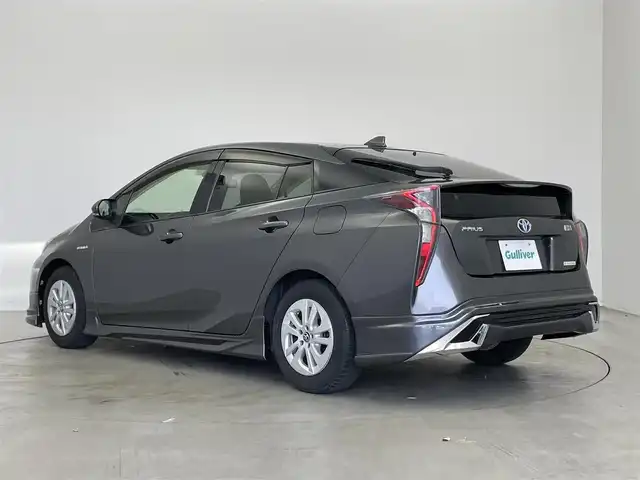 トヨタ プリウス S 埼玉県 2016(平28)年 3万km グレーメタリック エアロ　純正ナビ　バックカメラ　レーダークルーズコントロール　純正アルミホイール　純正フロアマット　ＣＤ　ＤＶＤ　Ｂｌｕｅｔｏｏｔｈ　地デジフルセグＴＶ　スマートキー　オートライト　ＬＥＤヘッドライト