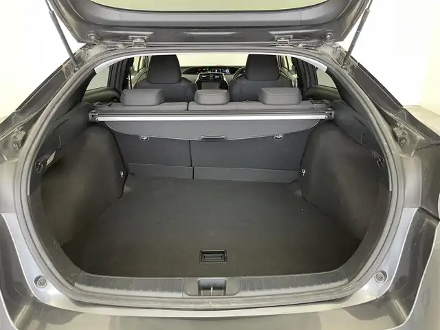 トヨタ プリウス S 埼玉県 2016(平28)年 3万km グレーメタリック エアロ　純正ナビ　バックカメラ　レーダークルーズコントロール　純正アルミホイール　純正フロアマット　ＣＤ　ＤＶＤ　Ｂｌｕｅｔｏｏｔｈ　地デジフルセグＴＶ　スマートキー　オートライト　ＬＥＤヘッドライト