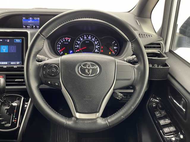 トヨタ ヴォクシー ZS 煌 千葉県 2018(平30)年 5.6万km ホワイトパールクリスタルシャイン トヨタセーフティセンス/　衝突被害軽減システム/車線逸脱警報/　先行車発進お知らせ/クルーズコントロール/　オートハイビーム/LEDヘッドライト/純正SDナビ/　（Bluetooth/CD/DVD/USB入力端子/フルセグTV）/　ミュージックサーバー（SD）/ミュージックプレイヤー接続（iPod）/車外カメラ（バック）/純正後席用モニター/純正ビルトインETC/純正ドライブレコーダー（前方のみ）/ウォークスルー/両側パワースライドドア/純正フロアマット/パワーステアリング/ステアリングスイッチ/パワーウィンドウ/MTモード付AT/純正16インチアルミホイール