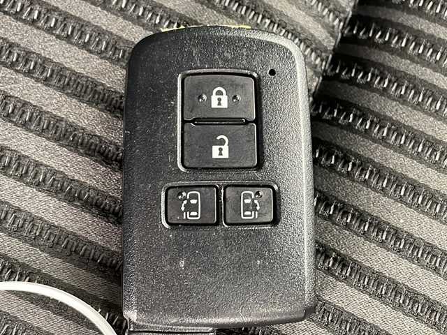トヨタ ヴォクシー ZS 煌 千葉県 2018(平30)年 5.6万km ホワイトパールクリスタルシャイン トヨタセーフティセンス/　衝突被害軽減システム/車線逸脱警報/　先行車発進お知らせ/クルーズコントロール/　オートハイビーム/LEDヘッドライト/純正SDナビ/　（Bluetooth/CD/DVD/USB入力端子/フルセグTV）/　ミュージックサーバー（SD）/ミュージックプレイヤー接続（iPod）/車外カメラ（バック）/純正後席用モニター/純正ビルトインETC/純正ドライブレコーダー（前方のみ）/ウォークスルー/両側パワースライドドア/純正フロアマット/パワーステアリング/ステアリングスイッチ/パワーウィンドウ/MTモード付AT/純正16インチアルミホイール