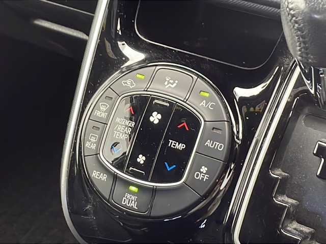 トヨタ ヴォクシー ZS 煌 千葉県 2018(平30)年 5.6万km ホワイトパールクリスタルシャイン トヨタセーフティセンス/　衝突被害軽減システム/車線逸脱警報/　先行車発進お知らせ/クルーズコントロール/　オートハイビーム/LEDヘッドライト/純正SDナビ/　（Bluetooth/CD/DVD/USB入力端子/フルセグTV）/　ミュージックサーバー（SD）/ミュージックプレイヤー接続（iPod）/車外カメラ（バック）/純正後席用モニター/純正ビルトインETC/純正ドライブレコーダー（前方のみ）/ウォークスルー/両側パワースライドドア/純正フロアマット/パワーステアリング/ステアリングスイッチ/パワーウィンドウ/MTモード付AT/純正16インチアルミホイール