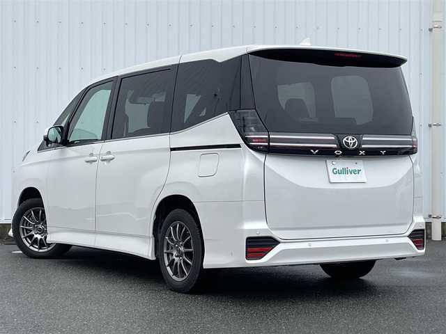 トヨタ ヴォクシー S－Z 福岡県 2023(令5)年 0.8万km ホワイトパールクリスタルシャイン トヨタセーフティセンス/PCS/LDA/クリアランスソナー/純正１０．５インチＤＡナビ/フルセグTV/CD/DVD/BT/HDMI/バックカメラ/両側パワースライドドア/シートヒーター/ハーフレザー/レーダークルーズコントロール/社外ＡＷ/ビルトインETC2.0/電動パーキング/ブレーキホールド/スマートキー/プッシュスタート/LEDオートライト