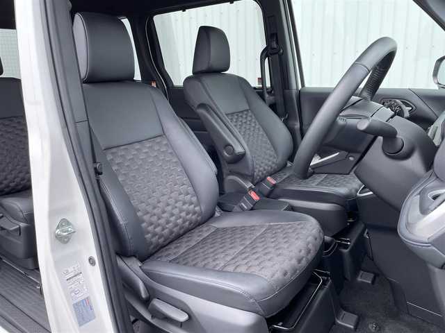 トヨタ ヴォクシー S－Z 福岡県 2023(令5)年 0.8万km ホワイトパールクリスタルシャイン トヨタセーフティセンス/PCS/LDA/クリアランスソナー/純正１０．５インチＤＡナビ/フルセグTV/CD/DVD/BT/HDMI/バックカメラ/両側パワースライドドア/シートヒーター/ハーフレザー/レーダークルーズコントロール/社外ＡＷ/ビルトインETC2.0/電動パーキング/ブレーキホールド/スマートキー/プッシュスタート/LEDオートライト