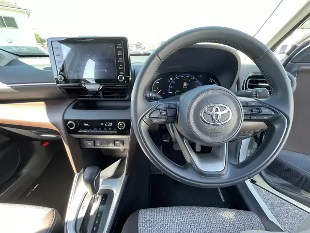 トヨタ ヤリスクロス ハイブリッド Z 愛知県 2021(令3)年 0.3万km ブラックマイカ/ホワイトパールクリスタルシャイン 2トーン 純正デイスプレイオーディオナビ/（フルセグTV/BT/USB/CarPlay）/全方位カメラ/ステアリングリモコン/アドバンスドパーク/トヨタセーフティセンス/ブラインドスポットモニター/ヘッドアップディスプレイ/D席パワーシート/シートヒーター/ハーフレザーシート/前後ドライブレコーダー/コーナーセンサー/パワーバックドア/ETC2.0/純正フロアマット/スペアキー/取説、保証書