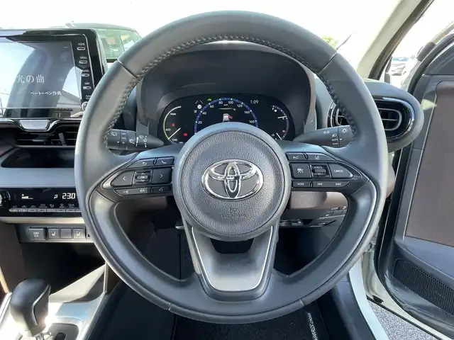 トヨタ ヤリスクロス ハイブリッド Z 愛知県 2021(令3)年 0.3万km ブラックマイカ/ホワイトパールクリスタルシャイン 2トーン 純正デイスプレイオーディオナビ/（フルセグTV/BT/USB/CarPlay）/全方位カメラ/ステアリングリモコン/アドバンスドパーク/トヨタセーフティセンス/ブラインドスポットモニター/ヘッドアップディスプレイ/D席パワーシート/シートヒーター/ハーフレザーシート/前後ドライブレコーダー/コーナーセンサー/パワーバックドア/ETC2.0/純正フロアマット/スペアキー/取説、保証書