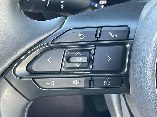 トヨタ ヤリスクロス ハイブリッド Z 愛知県 2021(令3)年 0.3万km ブラックマイカ/ホワイトパールクリスタルシャイン 2トーン 純正デイスプレイオーディオナビ/（フルセグTV/BT/USB/CarPlay）/全方位カメラ/ステアリングリモコン/アドバンスドパーク/トヨタセーフティセンス/ブラインドスポットモニター/ヘッドアップディスプレイ/D席パワーシート/シートヒーター/ハーフレザーシート/前後ドライブレコーダー/コーナーセンサー/パワーバックドア/ETC2.0/純正フロアマット/スペアキー/取説、保証書
