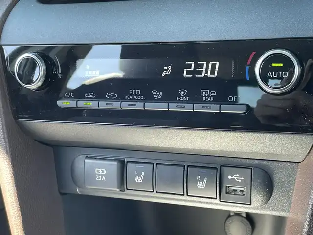 トヨタ ヤリスクロス ハイブリッド Z 愛知県 2021(令3)年 0.3万km ブラックマイカ/ホワイトパールクリスタルシャイン 2トーン 純正デイスプレイオーディオナビ/（フルセグTV/BT/USB/CarPlay）/全方位カメラ/ステアリングリモコン/アドバンスドパーク/トヨタセーフティセンス/ブラインドスポットモニター/ヘッドアップディスプレイ/D席パワーシート/シートヒーター/ハーフレザーシート/前後ドライブレコーダー/コーナーセンサー/パワーバックドア/ETC2.0/純正フロアマット/スペアキー/取説、保証書