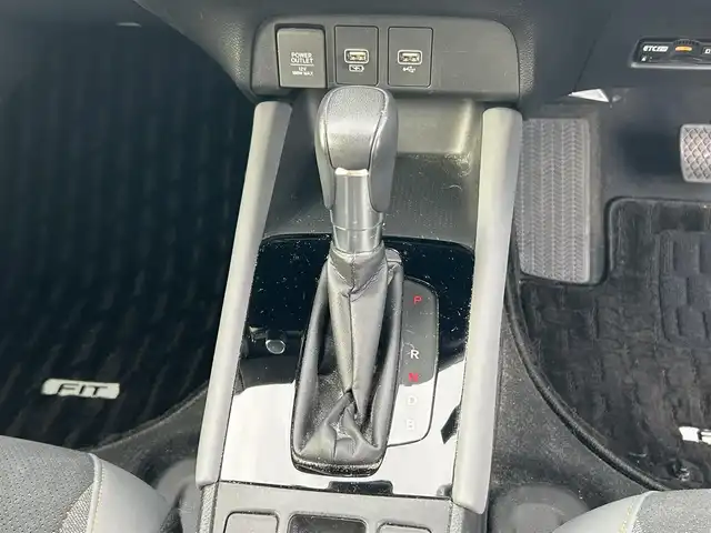 ホンダ フィット e:HEV RS 愛知県 2023(令5)年 3万km グレー 純正ナビ/　【BT/地デジTV/USB】/ホンダセンシング/・衝突軽減ブレーキ/・先行車発信お知らせ/・歩行者事故低減ステアリング/・路外逸脱抑制機能/・標識認識/・アダプティブクルーズコントロール/・車線維持支援/純正LEDヘッドライト/純正16インチAW/バックカメラ/ビルトインETC/パドルシフト/バックカメラ/ビルトインETC2.0/ドライブモードセレクター/電動パーキングブレーキ