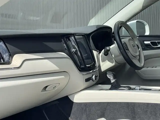 ボルボ ＸＣ６０ D4 AWD インスクリプション 長野県 2020(令2)年 3.1万km パール サンルーフ　/ＨＵＤ　/白革　/ベンチレーション /ｈａｒｍａｎ／ｋａｒｄｏｎ　/３６０°ナビ　/ＴＶ　/ＣａｒＰｌａｙ　/自動駐車　/ＡＣＣ　/ＢＬＩＳ　/ＬＫＡ　/パワーバックドア　/全席シートヒーター /ステアリングヒーター/純正ドライブレコーダー/保証書・取説・スペアキー