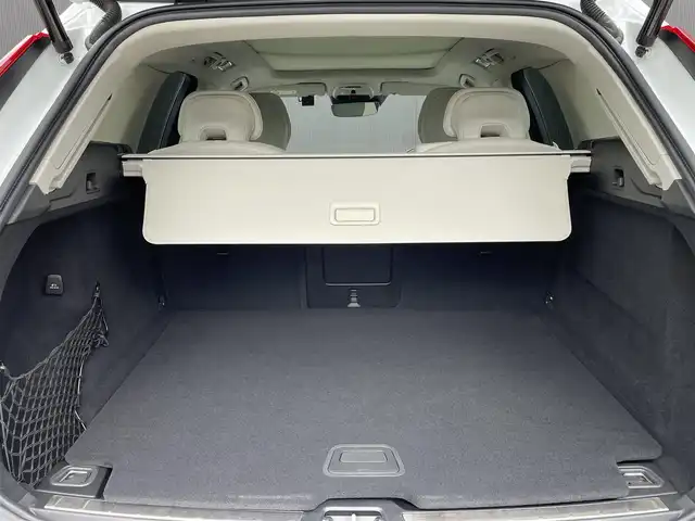 ボルボ ＸＣ６０ D4 AWD インスクリプション 長野県 2020(令2)年 3.1万km パール サンルーフ　/ＨＵＤ　/白革　/ベンチレーション /ｈａｒｍａｎ／ｋａｒｄｏｎ　/３６０°ナビ　/ＴＶ　/ＣａｒＰｌａｙ　/自動駐車　/ＡＣＣ　/ＢＬＩＳ　/ＬＫＡ　/パワーバックドア　/全席シートヒーター /ステアリングヒーター/純正ドライブレコーダー/保証書・取説・スペアキー