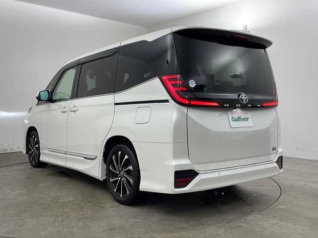 トヨタ ノア ハイブリッド S－Z 兵庫県 2023(令5)年 5.8万km ホワイトパールクリスタルシャイン ・純正10.5インチディスプレイナビオーディオ/・Bluetooth/CD/DVD/USB/フルセグテレビ/・バックカメラ/・トヨタセーフティセンス/・プリクラッシュセーフティ/・レーントレーシングアシスト/・レーダクルーズコントロール/・オートマチックハイビーム/・ロードサインアシスト/・ドライバー異常時対応システム/・プロアクティブドライビングアシスト/・発進遅れ告知機能/・ブラインドスポットモニター/・パーキングサポートブレーキ/・車両接近通報装置/・前後クリアランスソナー/・純正フリップダウンモニター/・電子パーキングブレーキ/・オートブレーキホールド/・両側パワースライドドア/・ステアリングスイッチ/・合皮＋ファブリックシート/・前席シートヒーター/・純正フロアマット/・LEDヘッドライト/・モデリスタシグネチャーイルミブレード/・モデリスタサイドスカート/・ビルトインETC2.0/・100V充電