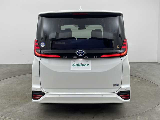 トヨタ ノア ハイブリッド S－Z 兵庫県 2023(令5)年 5.8万km ホワイトパールクリスタルシャイン ・純正10.5インチディスプレイナビオーディオ/・Bluetooth/CD/DVD/USB/フルセグテレビ/・バックカメラ/・トヨタセーフティセンス/・プリクラッシュセーフティ/・レーントレーシングアシスト/・レーダクルーズコントロール/・オートマチックハイビーム/・ロードサインアシスト/・ドライバー異常時対応システム/・プロアクティブドライビングアシスト/・発進遅れ告知機能/・ブラインドスポットモニター/・パーキングサポートブレーキ/・車両接近通報装置/・前後クリアランスソナー/・純正フリップダウンモニター/・電子パーキングブレーキ/・オートブレーキホールド/・両側パワースライドドア/・ステアリングスイッチ/・合皮＋ファブリックシート/・前席シートヒーター/・純正フロアマット/・LEDヘッドライト/・モデリスタシグネチャーイルミブレード/・モデリスタサイドスカート/・ビルトインETC2.0/・100V充電