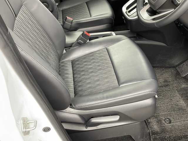 トヨタ ノア ハイブリッド S－Z 兵庫県 2023(令5)年 5.8万km ホワイトパールクリスタルシャイン ・純正10.5インチディスプレイナビオーディオ/・Bluetooth/CD/DVD/USB/フルセグテレビ/・バックカメラ/・トヨタセーフティセンス/・プリクラッシュセーフティ/・レーントレーシングアシスト/・レーダクルーズコントロール/・オートマチックハイビーム/・ロードサインアシスト/・ドライバー異常時対応システム/・プロアクティブドライビングアシスト/・発進遅れ告知機能/・ブラインドスポットモニター/・パーキングサポートブレーキ/・車両接近通報装置/・前後クリアランスソナー/・純正フリップダウンモニター/・電子パーキングブレーキ/・オートブレーキホールド/・両側パワースライドドア/・ステアリングスイッチ/・合皮＋ファブリックシート/・前席シートヒーター/・純正フロアマット/・LEDヘッドライト/・モデリスタシグネチャーイルミブレード/・モデリスタサイドスカート/・ビルトインETC2.0/・100V充電