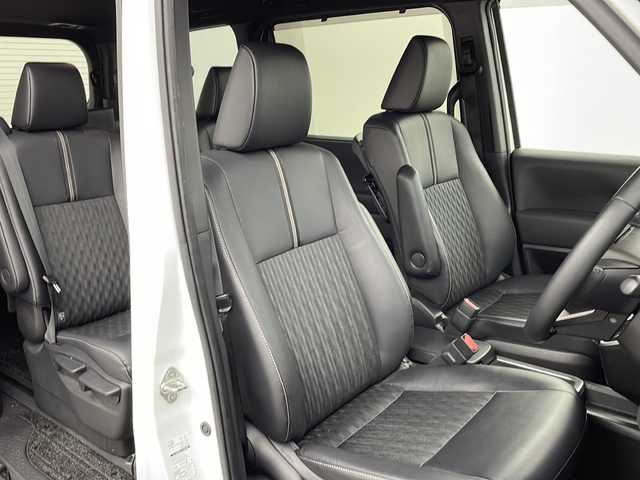 トヨタ ノア ハイブリッド S－Z 兵庫県 2023(令5)年 5.8万km ホワイトパールクリスタルシャイン ・純正10.5インチディスプレイナビオーディオ/・Bluetooth/CD/DVD/USB/フルセグテレビ/・バックカメラ/・トヨタセーフティセンス/・プリクラッシュセーフティ/・レーントレーシングアシスト/・レーダクルーズコントロール/・オートマチックハイビーム/・ロードサインアシスト/・ドライバー異常時対応システム/・プロアクティブドライビングアシスト/・発進遅れ告知機能/・ブラインドスポットモニター/・パーキングサポートブレーキ/・車両接近通報装置/・前後クリアランスソナー/・純正フリップダウンモニター/・電子パーキングブレーキ/・オートブレーキホールド/・両側パワースライドドア/・ステアリングスイッチ/・合皮＋ファブリックシート/・前席シートヒーター/・純正フロアマット/・LEDヘッドライト/・モデリスタシグネチャーイルミブレード/・モデリスタサイドスカート/・ビルトインETC2.0/・100V充電