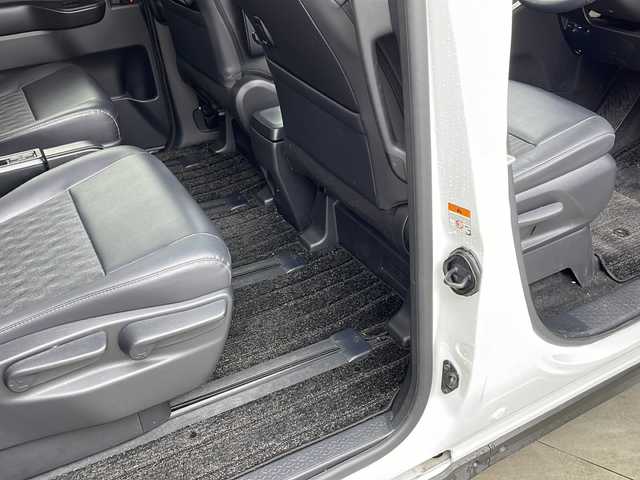 トヨタ ノア ハイブリッド S－Z 兵庫県 2023(令5)年 5.8万km ホワイトパールクリスタルシャイン ・純正10.5インチディスプレイナビオーディオ/・Bluetooth/CD/DVD/USB/フルセグテレビ/・バックカメラ/・トヨタセーフティセンス/・プリクラッシュセーフティ/・レーントレーシングアシスト/・レーダクルーズコントロール/・オートマチックハイビーム/・ロードサインアシスト/・ドライバー異常時対応システム/・プロアクティブドライビングアシスト/・発進遅れ告知機能/・ブラインドスポットモニター/・パーキングサポートブレーキ/・車両接近通報装置/・前後クリアランスソナー/・純正フリップダウンモニター/・電子パーキングブレーキ/・オートブレーキホールド/・両側パワースライドドア/・ステアリングスイッチ/・合皮＋ファブリックシート/・前席シートヒーター/・純正フロアマット/・LEDヘッドライト/・モデリスタシグネチャーイルミブレード/・モデリスタサイドスカート/・ビルトインETC2.0/・100V充電