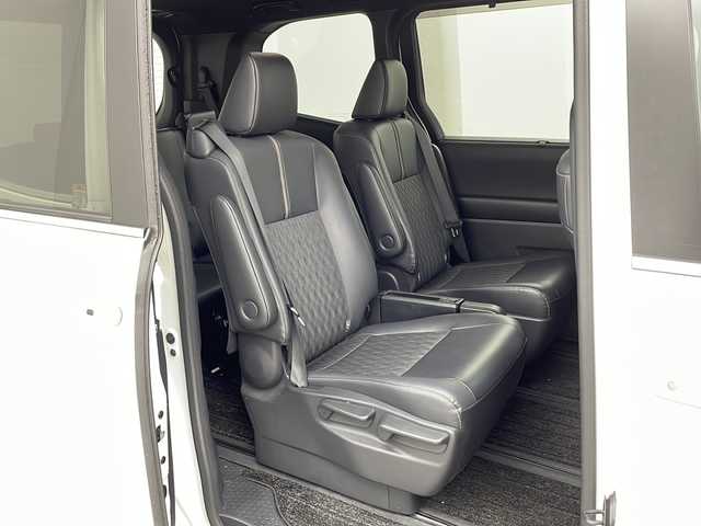 トヨタ ノア ハイブリッド S－Z 兵庫県 2023(令5)年 5.8万km ホワイトパールクリスタルシャイン ・純正10.5インチディスプレイナビオーディオ/・Bluetooth/CD/DVD/USB/フルセグテレビ/・バックカメラ/・トヨタセーフティセンス/・プリクラッシュセーフティ/・レーントレーシングアシスト/・レーダクルーズコントロール/・オートマチックハイビーム/・ロードサインアシスト/・ドライバー異常時対応システム/・プロアクティブドライビングアシスト/・発進遅れ告知機能/・ブラインドスポットモニター/・パーキングサポートブレーキ/・車両接近通報装置/・前後クリアランスソナー/・純正フリップダウンモニター/・電子パーキングブレーキ/・オートブレーキホールド/・両側パワースライドドア/・ステアリングスイッチ/・合皮＋ファブリックシート/・前席シートヒーター/・純正フロアマット/・LEDヘッドライト/・モデリスタシグネチャーイルミブレード/・モデリスタサイドスカート/・ビルトインETC2.0/・100V充電